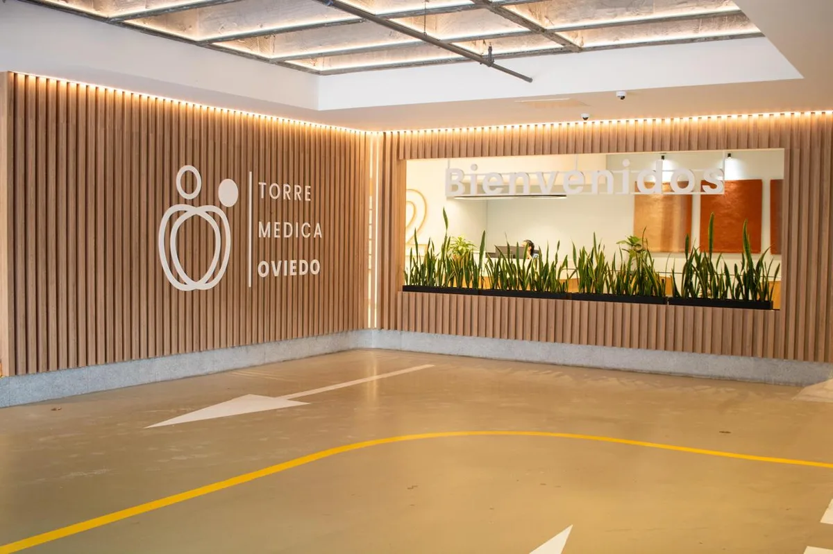 Torre Medica Oviedo reception lobby, the medical building where Be Dharma Dental cosmetic dental clinic operates in El Poblado Medellin