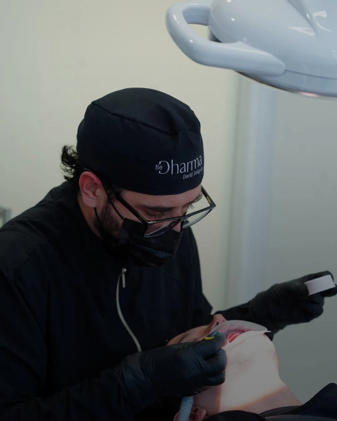 Clínica Odontológica en Medellín - Colombia - Implantes Dentales - Blanqueamiento dental - Diseño de Sonrisa - Carillas dentales - Microdiseños de Sonrisa en Medellín