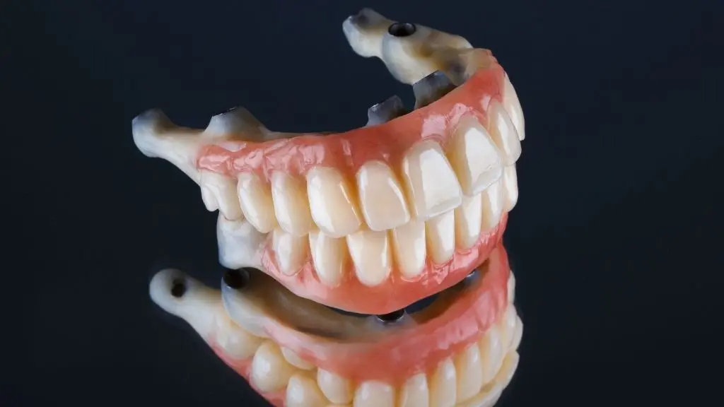 Prótesis híbridas dentales sobre implantes dentales en la odontología Be Dharma Dental de Medellín