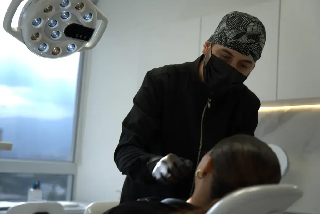 Restauración en resina dental de alta estética en Medellín